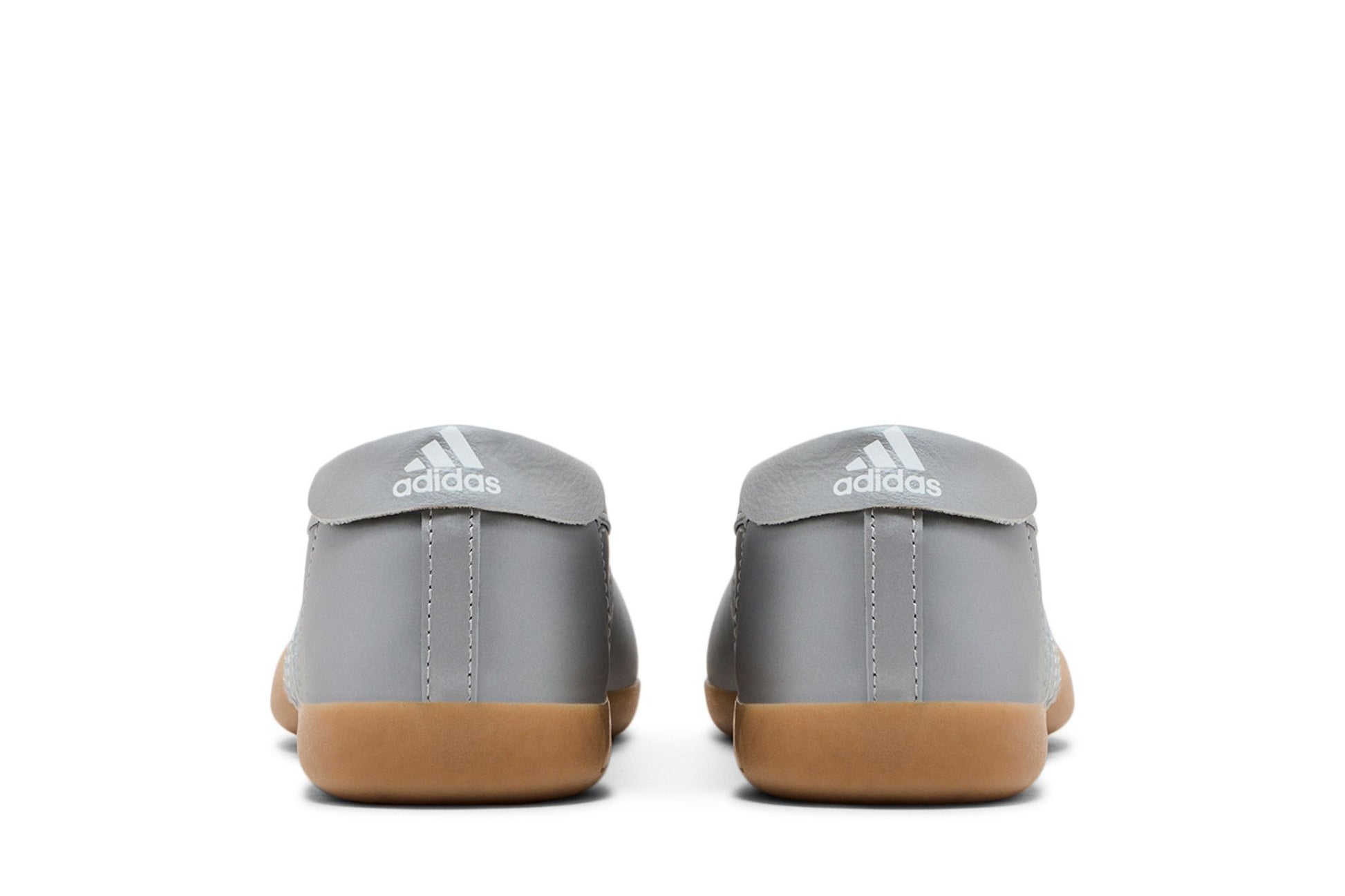 Par de tênis feminino Wmns Taekwondo Mei Ballet prata metálico vista traseira com logo Adidas