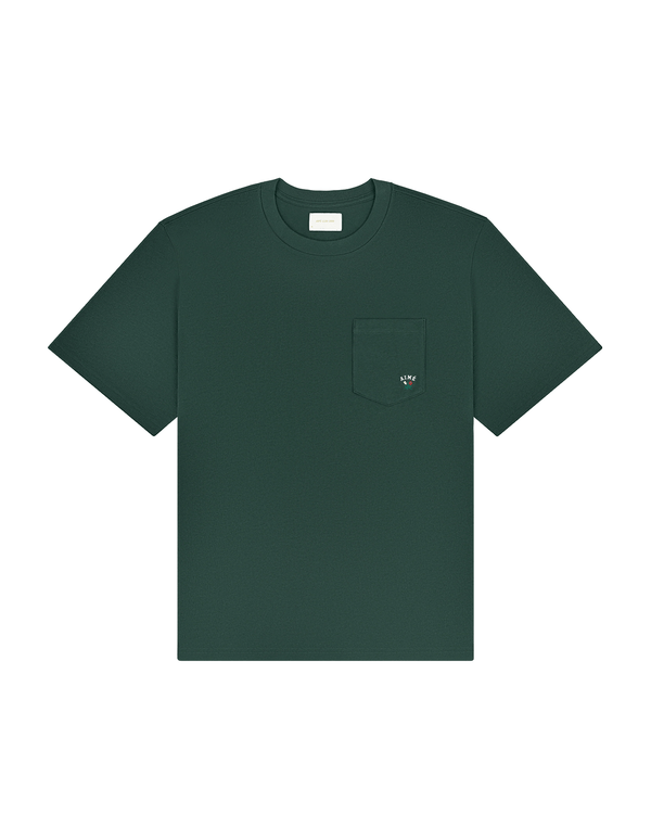 Camiseta Aimé Leon Dore Queens Crest Pocket Pine Grove Verde em verde original na LK Sneakers