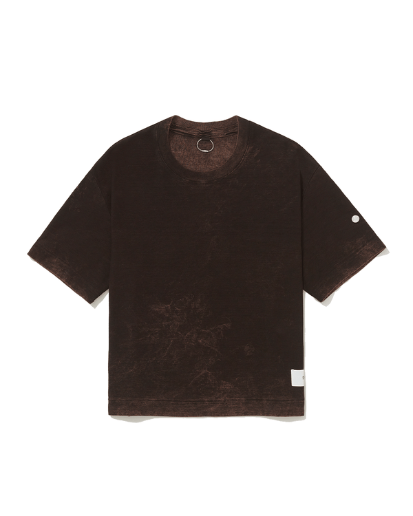 Camiseta Pace Pattern Brown Marrom com design estampado, mangas curtas e colarinho.