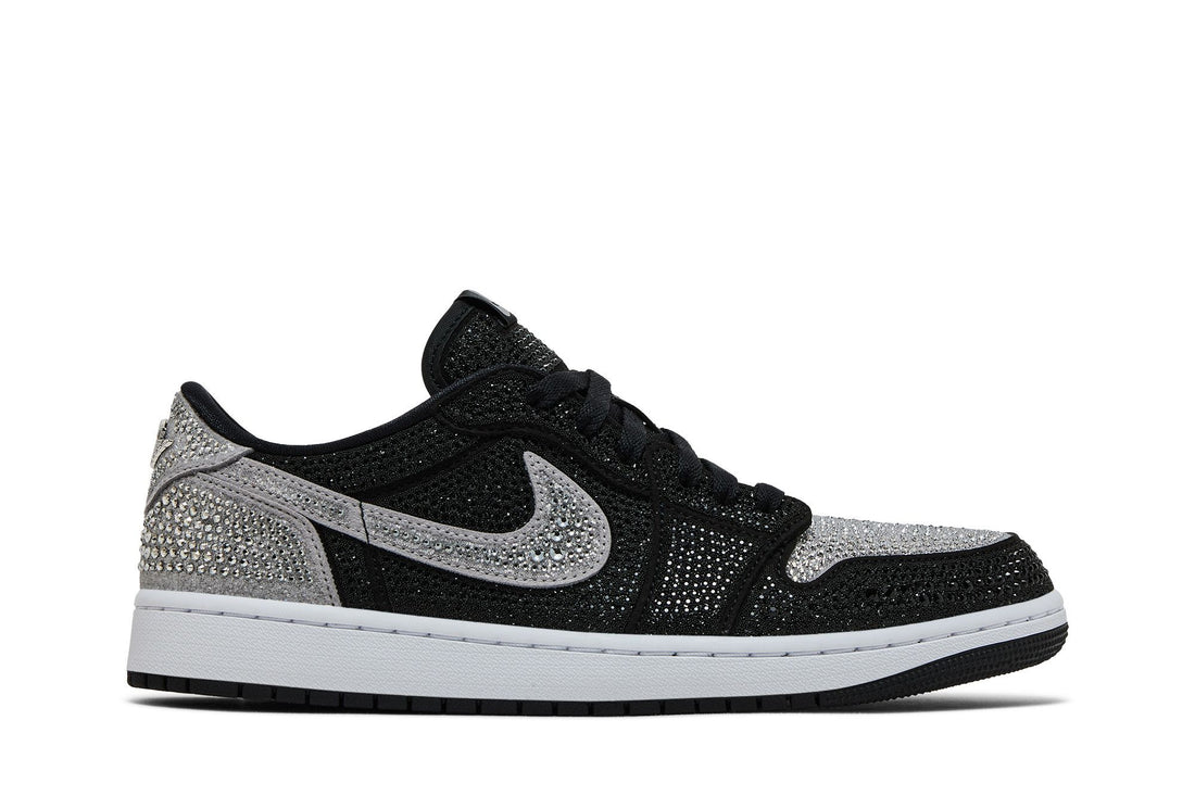 Tênis Swarovski x Wmns Air Jordan 1 Retro Low OG 'Shadow' preto e cinza com cristais brilhantes, vista lateral esquerda