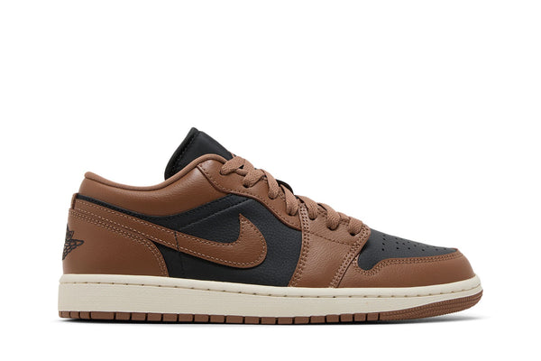 Tênis Wmns Air Jordan 1 Low Archaeo Brown perfil lateral direito couro marrom e preto entressola branca solado marrom