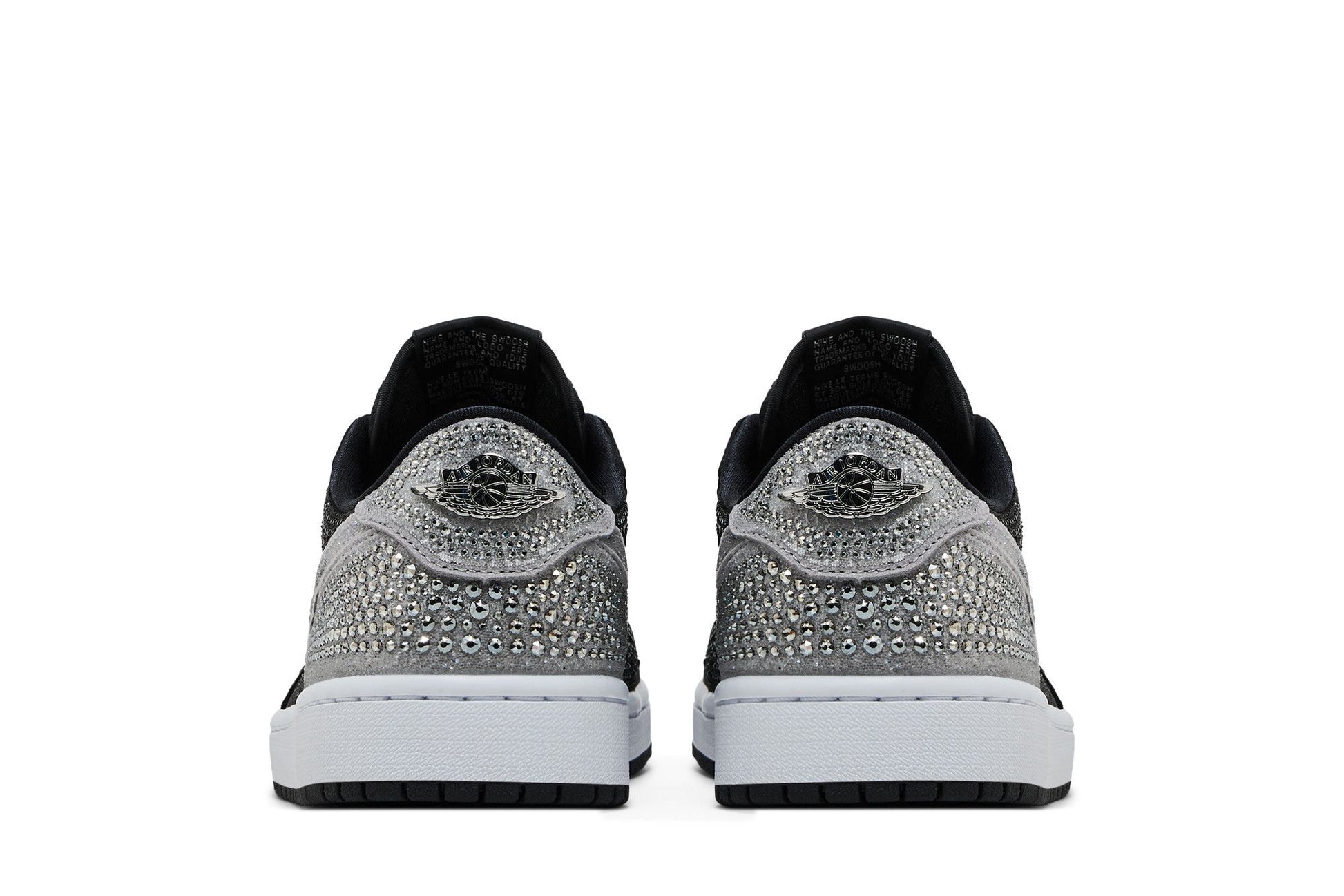 Vista traseira dupla dos tênis Swarovski x Wmns Air Jordan 1 Retro Low OG 'Shadow' preto e cinza com detalhes em cristais Swarovski e logo Air Jordan