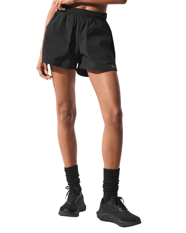 Short Alo Yoga Alumni Preto em preto original na LK Sneakers