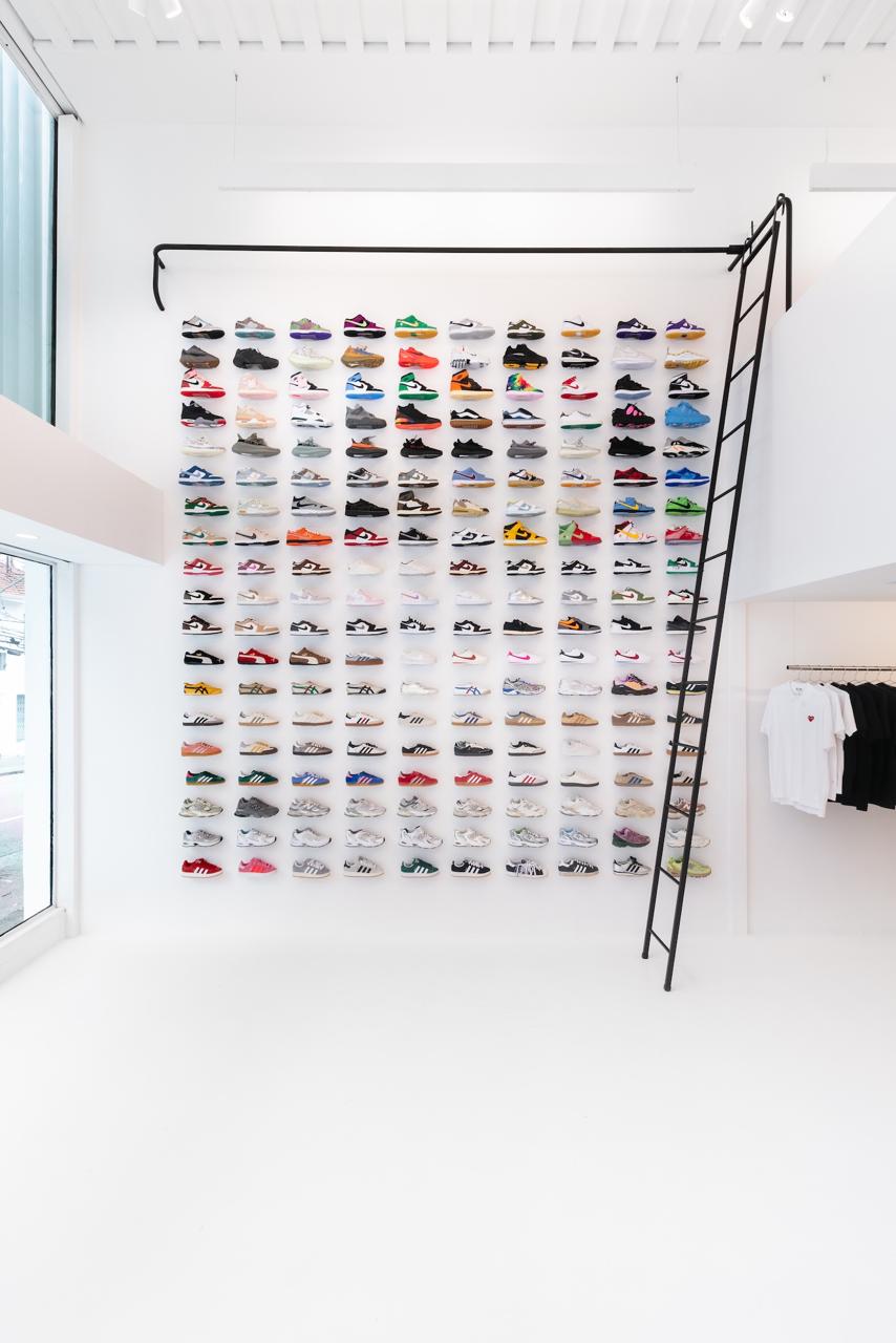 Parede de sneakers da flagship LK