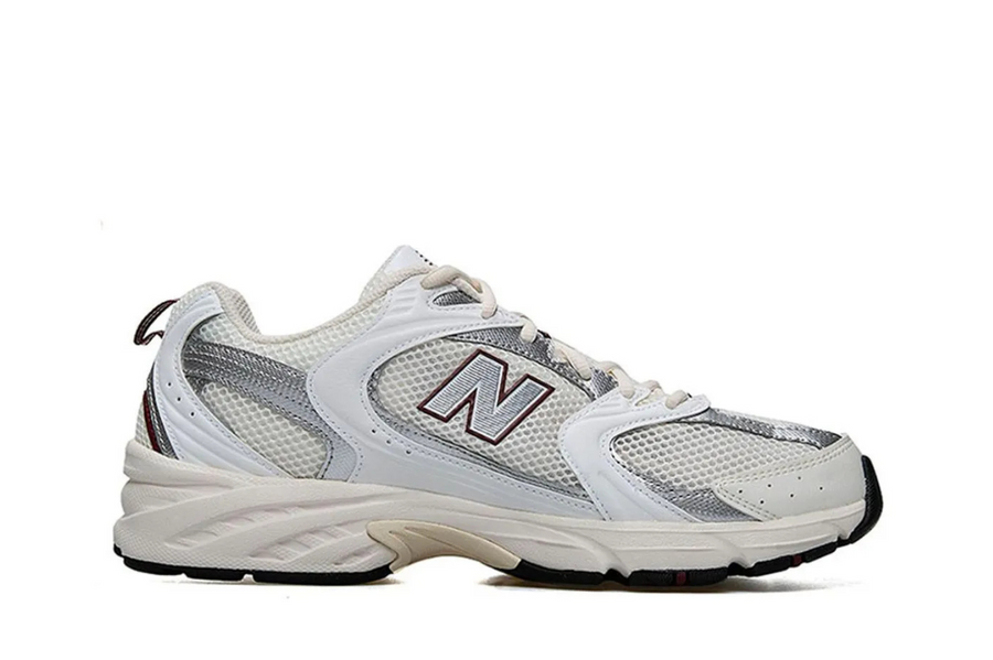 Vista lateral do New Balance New Balance 530 Sea Salt White Mercury Red mostrando design do cabedal e logo da marca