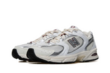 Vista traseira do New Balance New Balance 530 Sea Salt White Mercury Red mostrando calcanheira e detalhes do solado