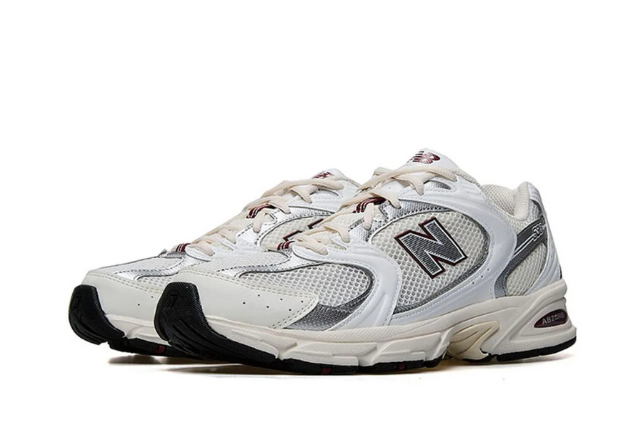 Vista traseira do New Balance New Balance 530 Sea Salt White Mercury Red mostrando calcanheira e detalhes do solado