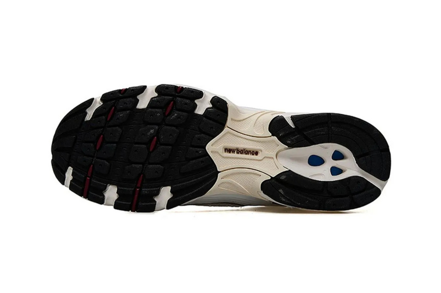 Vista frontal do New Balance New Balance 530 Sea Salt White Mercury Red mostrando biqueira e costuras