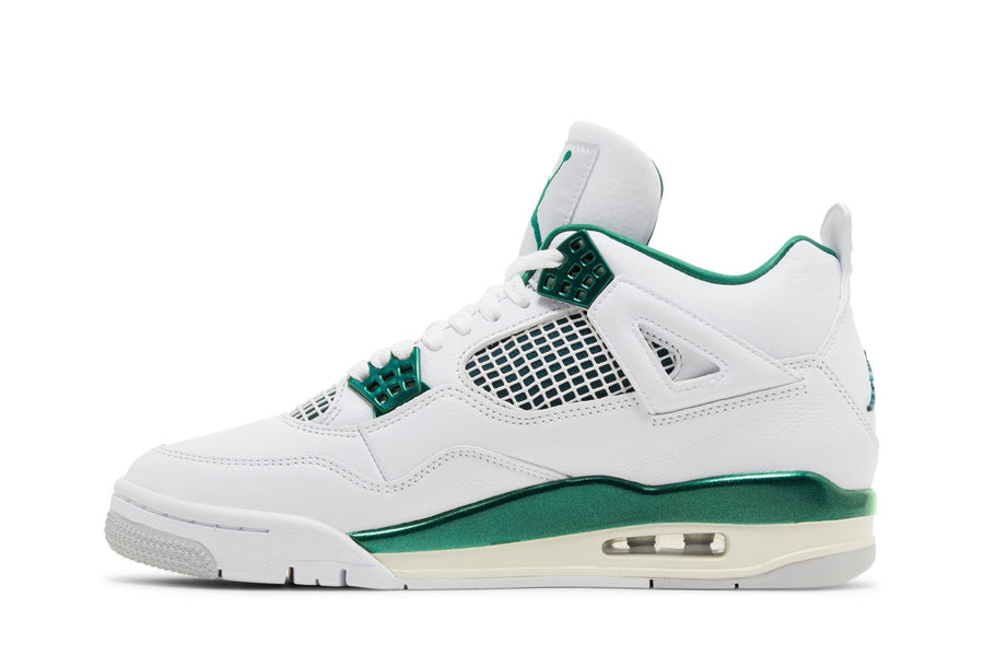 Vista lateral do Jordan Nike Air Jordan 4 Retro Oxidized Green mostrando design do cabedal e logo da marca