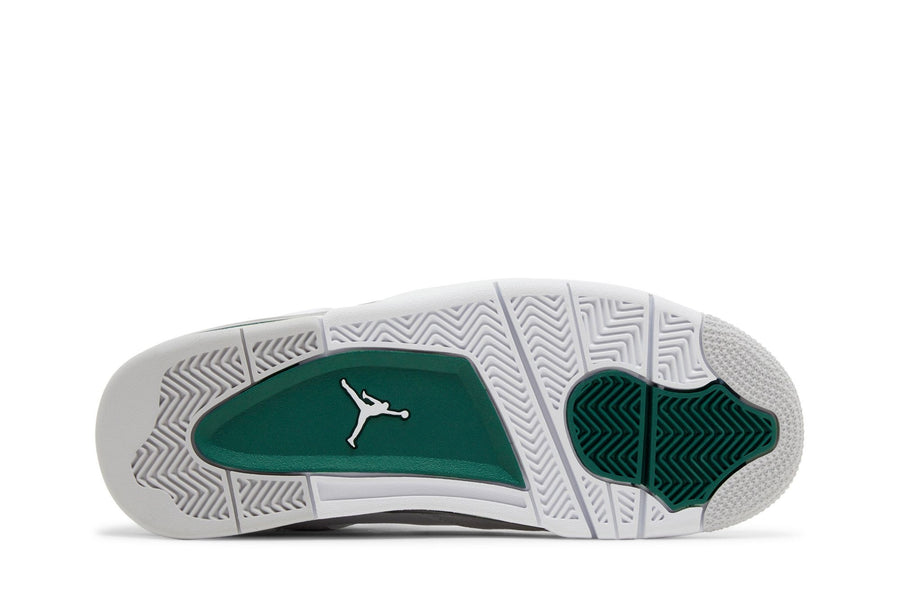 Vista traseira do Jordan Nike Air Jordan 4 Retro Oxidized Green mostrando calcanheira e detalhes do solado