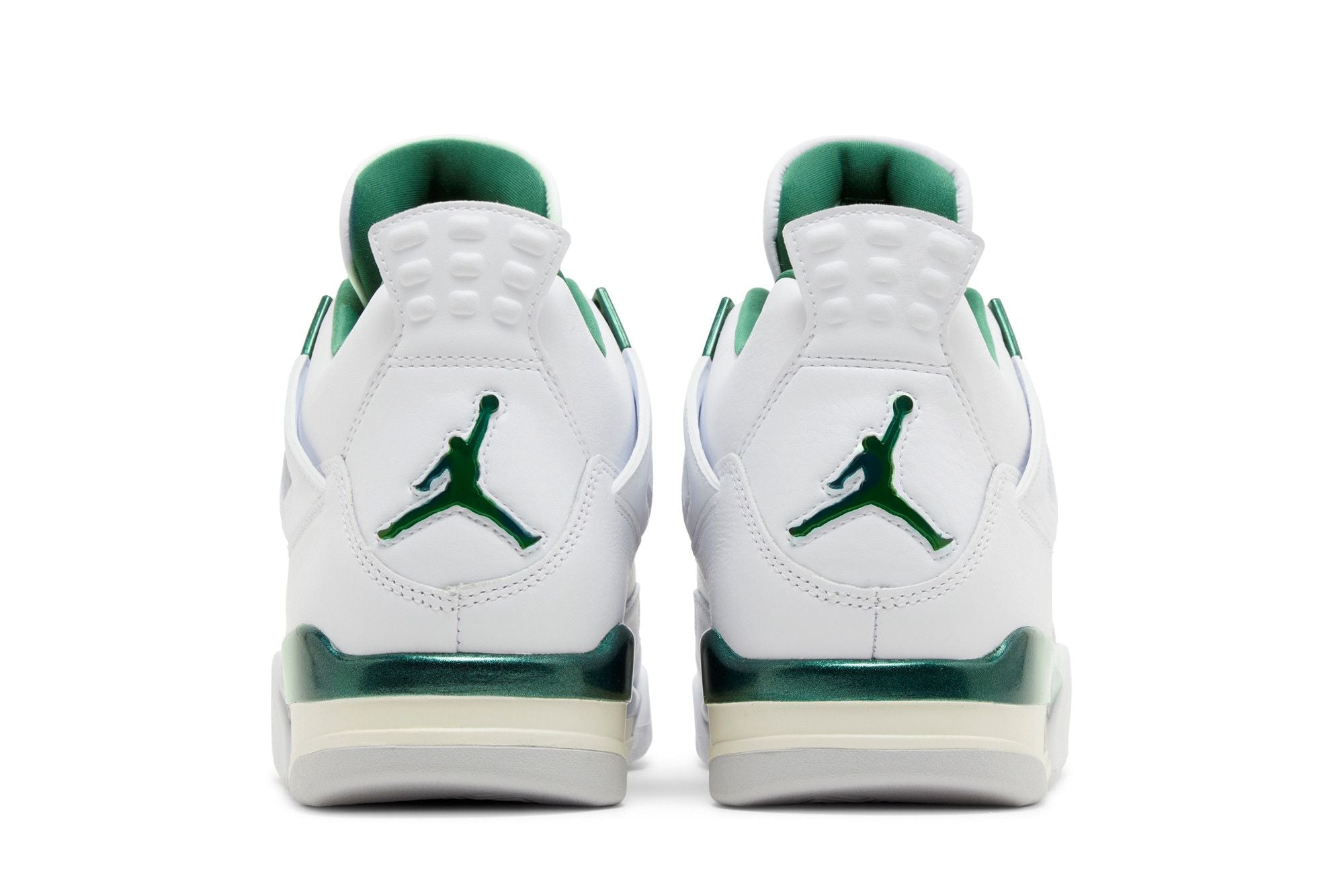 Tênis Nike Air Jordan 4 Retro Oxidized Green Branco, branco com detalhes verdes.