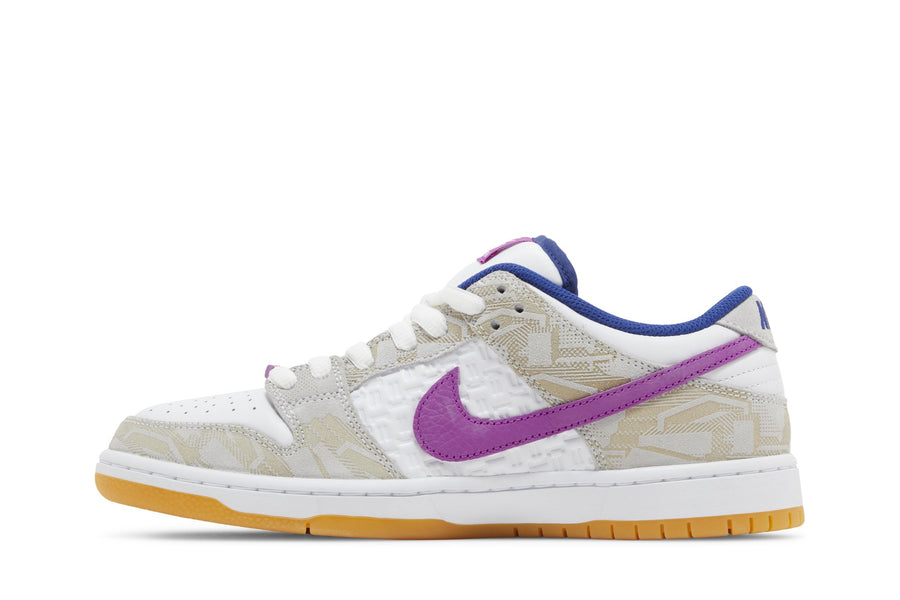 Vista lateral do Nike Nike Sb Dunk Low x Rayssa Leal mostrando design do cabedal e logo da marca