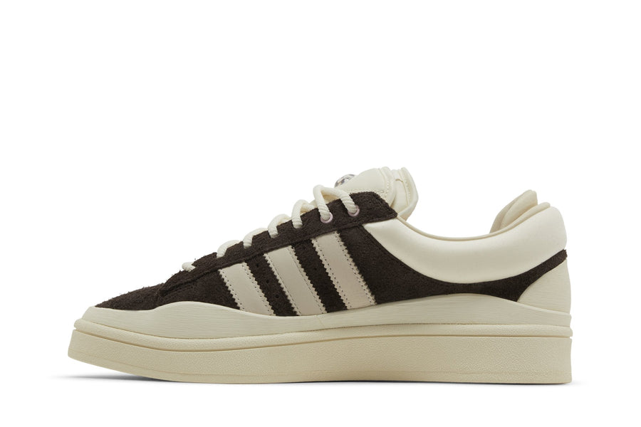 Vista lateral do Adidas Bad Bunny x adidas Campus 'The Last Campus' mostrando design do cabedal e logo da marca