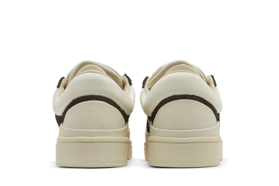 Vista traseira do Adidas Bad Bunny x adidas Campus 'The Last Campus' mostrando calcanheira e detalhes do solado