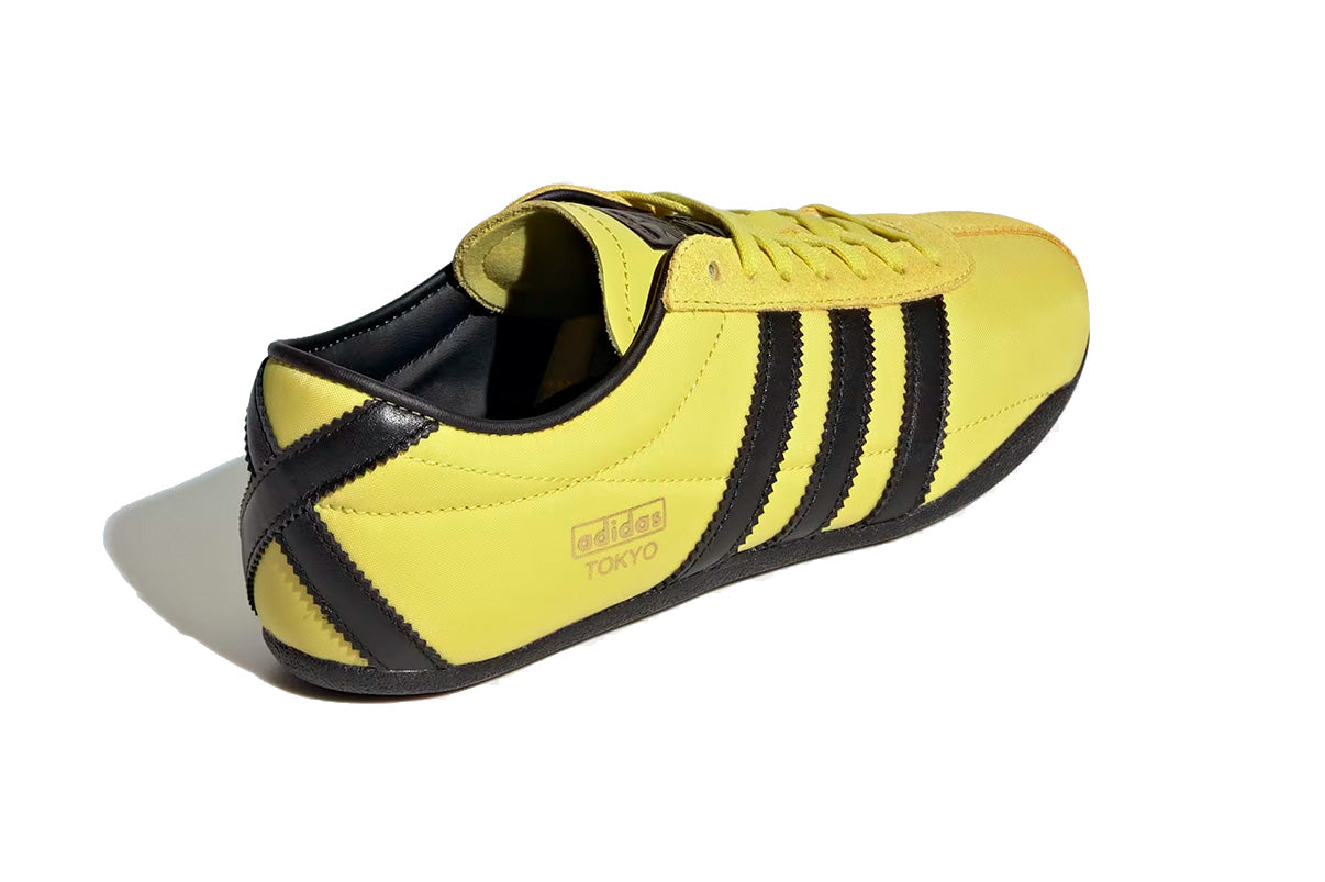 Tênis Adidas Tokyo Pure Sulfur Amarelo, estilo retrô com detalhes em preto.