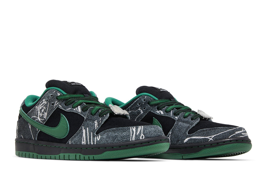 Vista frontal do Nike Nike Sb Dunk Low x THERE Skateboarding Ultra Humanized mostrando biqueira e costuras