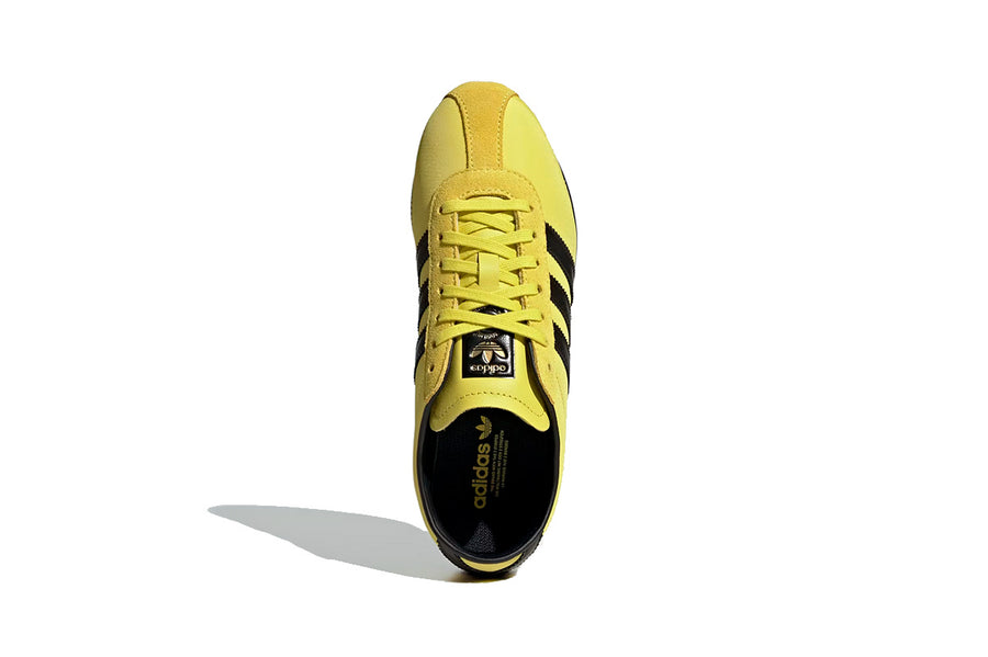 Vista frontal do Adidas Adidas Tokyo Pure Sulfur mostrando biqueira e costuras