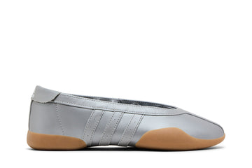 Tênis feminino Wmns Taekwondo Mei Ballet prata metálico vista lateral com sola marrom
