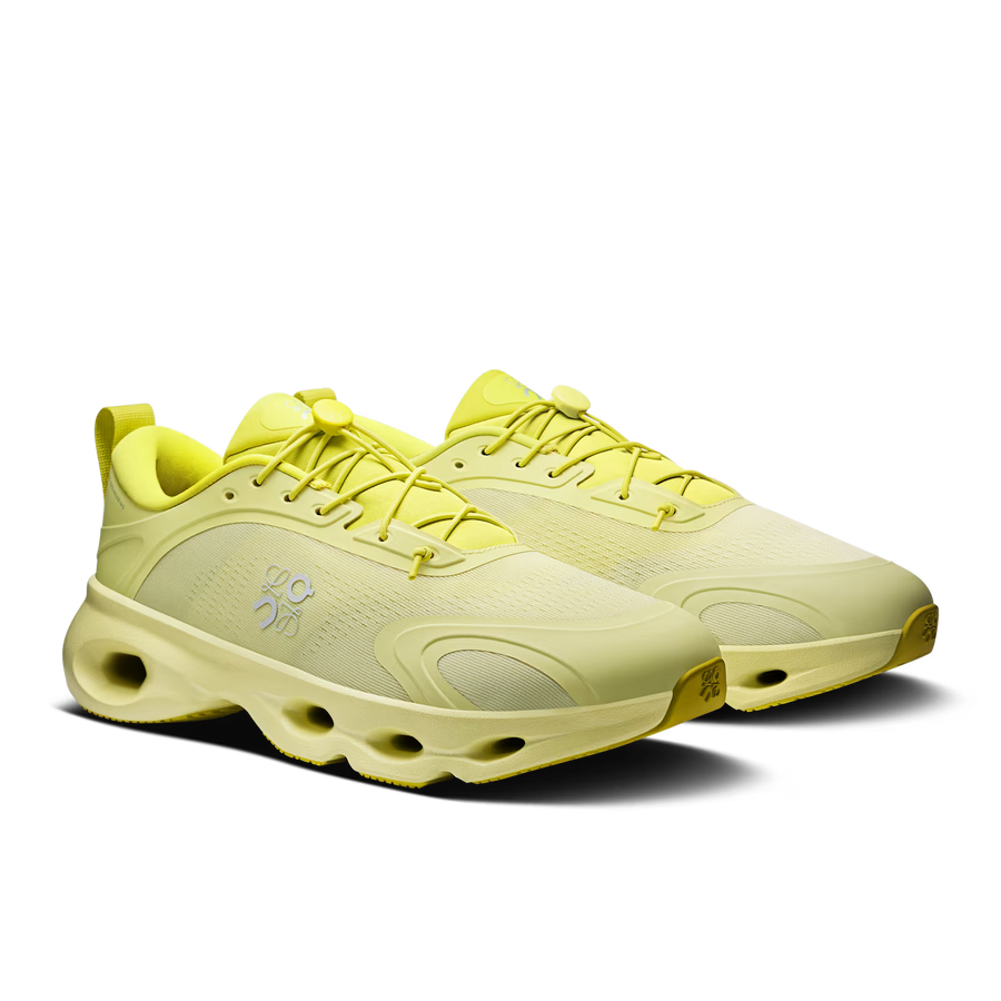 Vista lateral do On Running x Loewe On Running Cloudsolo Loewe Lime Green mostrando design do cabedal e logo da marca