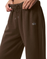 Vista na caixa Calça de Moletom Alo Yoga Accolade Straight Leg