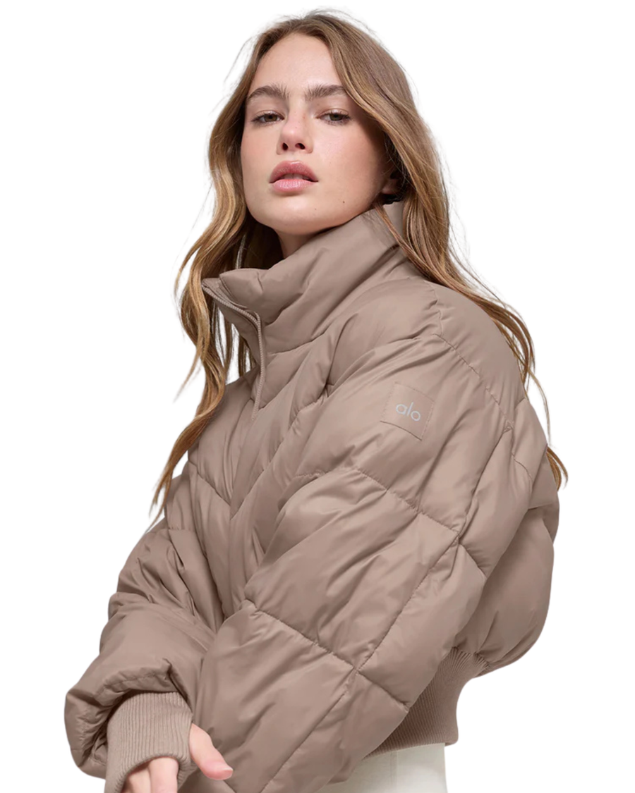 Jaqueta Alo Yoga Puffer Cropped Atmosphere Chai Latte Bege