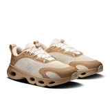 Vista traseira do On Running x Loewe On Running Cloudsolo Loewe Dark Sand Cream mostrando calcanheira e detalhes do solado