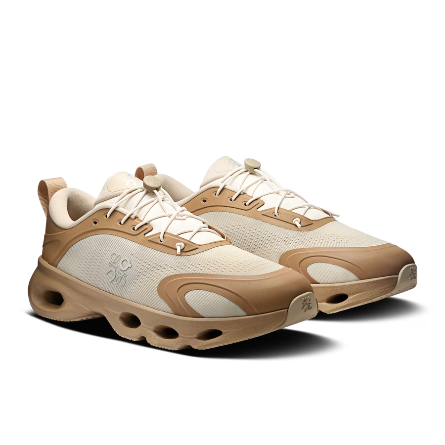 Vista traseira do On Running x Loewe On Running Cloudsolo Loewe Dark Sand Cream mostrando calcanheira e detalhes do solado