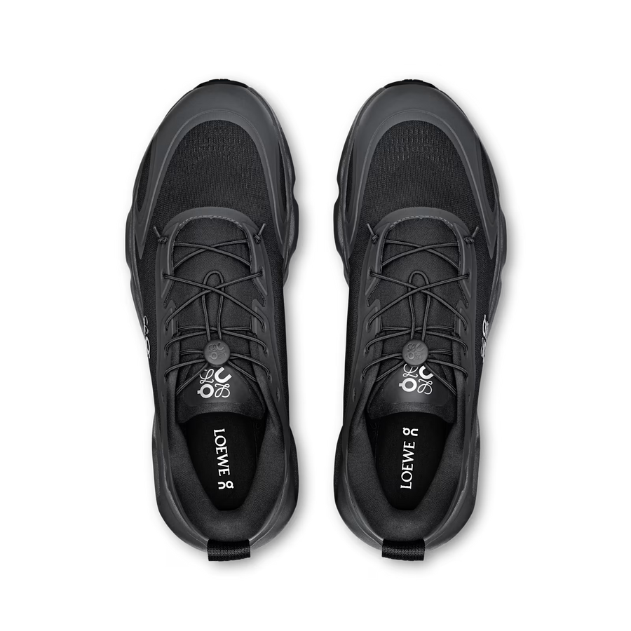 Vista traseira do On Running x Loewe On Running Cloudsolo Loewe Black mostrando calcanheira e detalhes do solado
