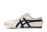 Vista lateral do Onitsuka Tiger Onitsuka Tiger Mexico 66 Slip-On Birch Midnight mostrando design do cabedal e logo da marca