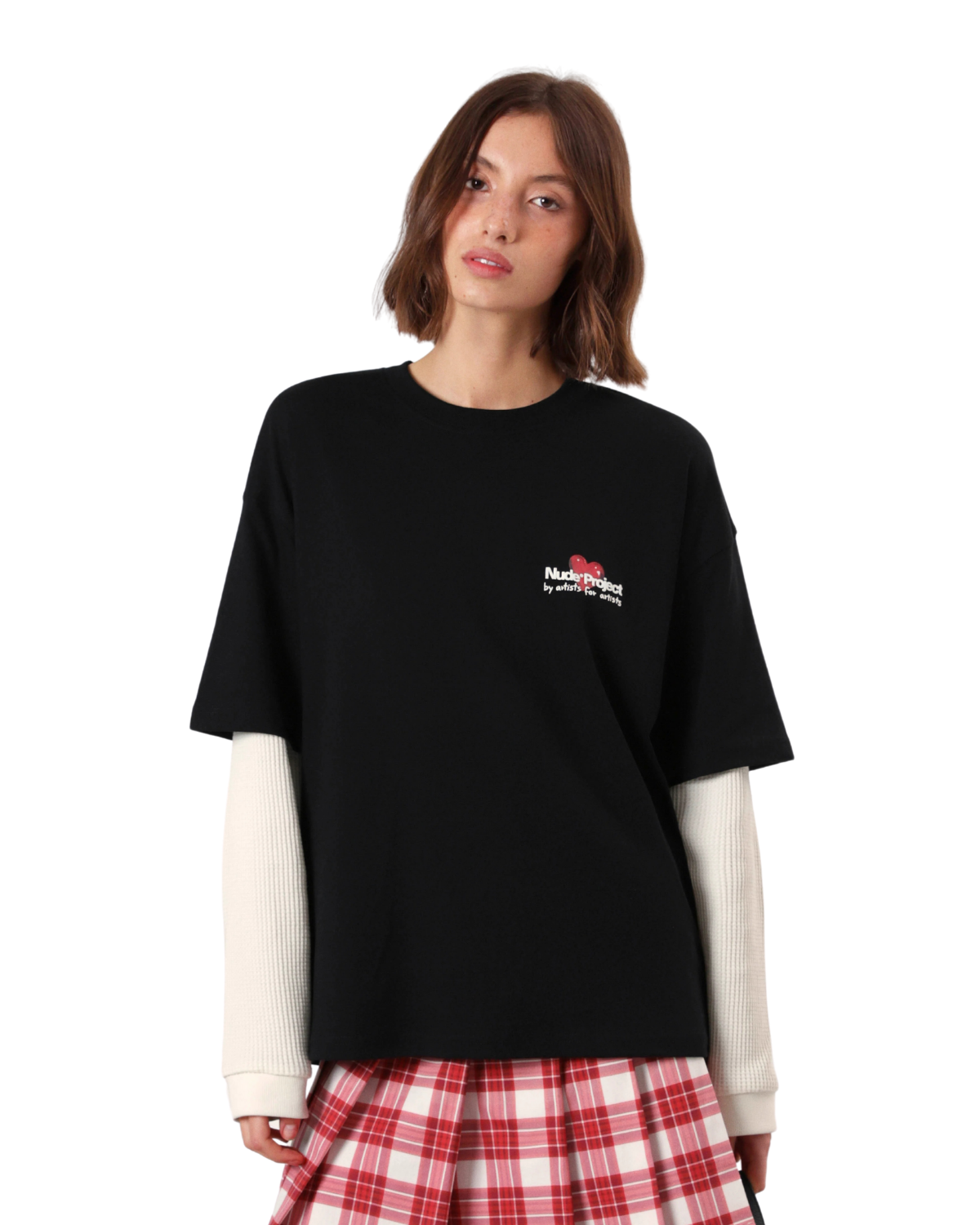 Camiseta preta da marca Nude Project com estampa branca de cereja