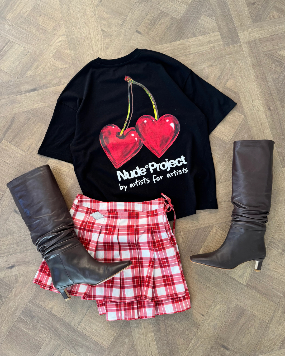 Camiseta Nude Project Juicy Cherry com estampa de cerejas vermelhas
