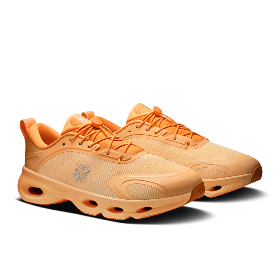 Vista frontal do On Running x Loewe On Running Cloudsolo Loewe White Orange mostrando biqueira e costuras