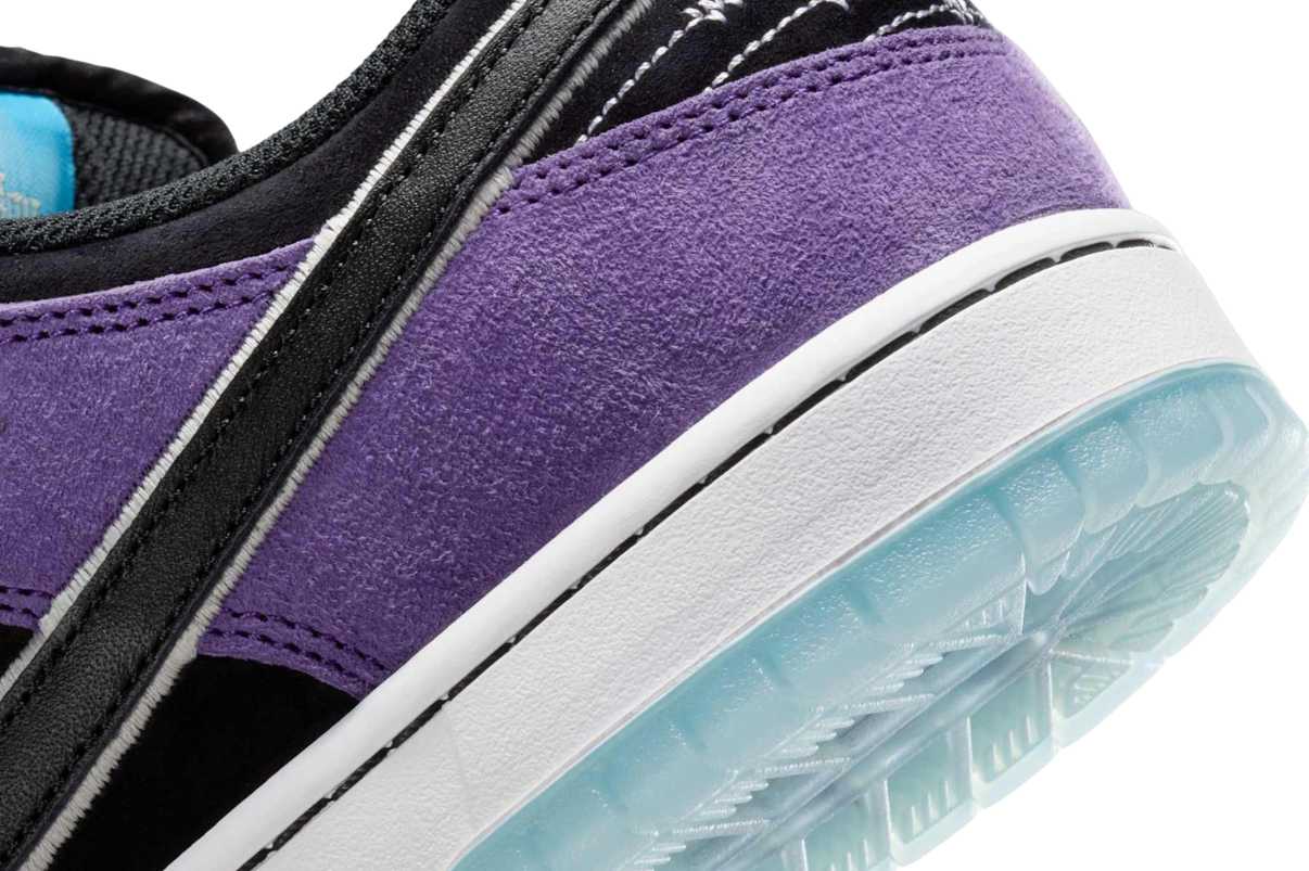 Tênis Nike SB Dunk Low Pro x Hayley Wilson em preto e roxo, com sola transparente.