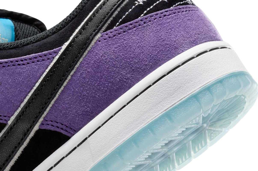 Vista na caixa do Nike Nike SB Dunk Low Pro x Hayley Wilson Black and Court Purple mostrando embalagem original da marca