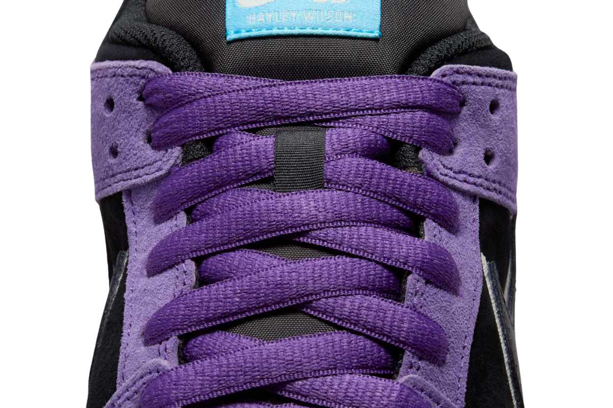 Tênis Nike SB Dunk Low Pro x Hayley Wilson em preto e roxo com detalhes púrpura