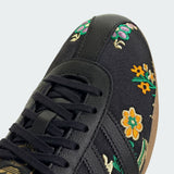 Vista na caixa do Adidas Adidas Tokyo Black Floral Embroidery mostrando embalagem original da marca