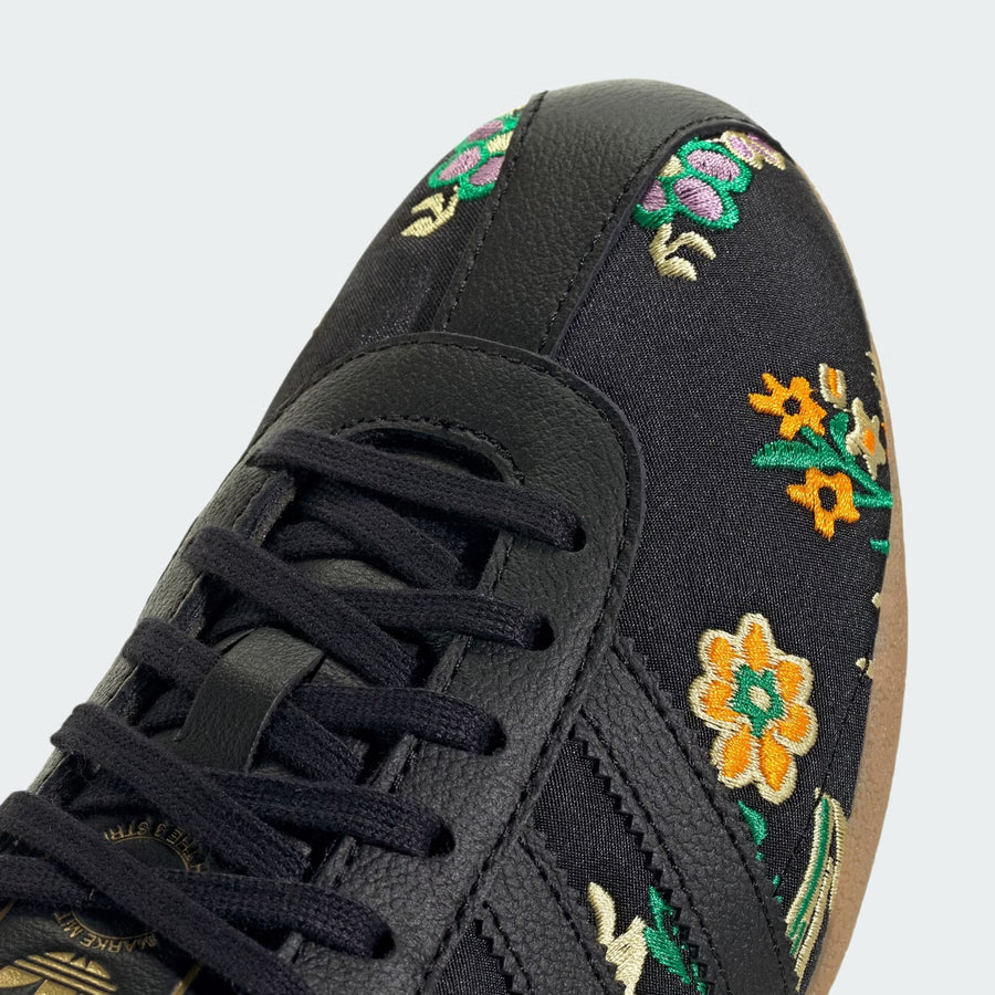 Vista na caixa do Adidas Adidas Tokyo Black Floral Embroidery mostrando embalagem original da marca