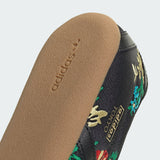 Vista na caixa do Adidas Adidas Tokyo Black Floral Embroidery mostrando embalagem original da marca