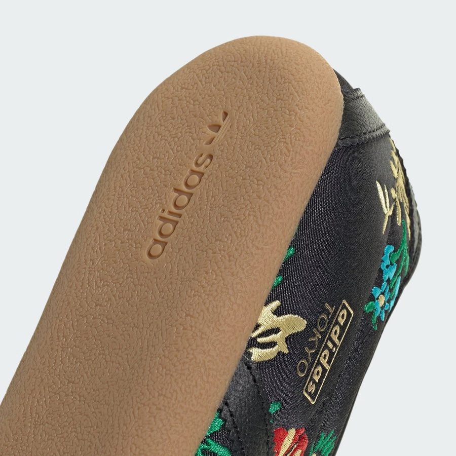 Vista na caixa do Adidas Adidas Tokyo Black Floral Embroidery mostrando embalagem original da marca