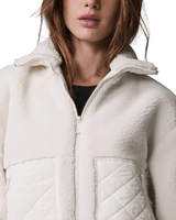 Vista lateral Blusa Alo Yoga Sherpa Edge Bomber Ivory Bege
