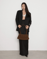 Vista lateral Bolsa Saint Studio Luci Cacto Suede Avelã Marrom