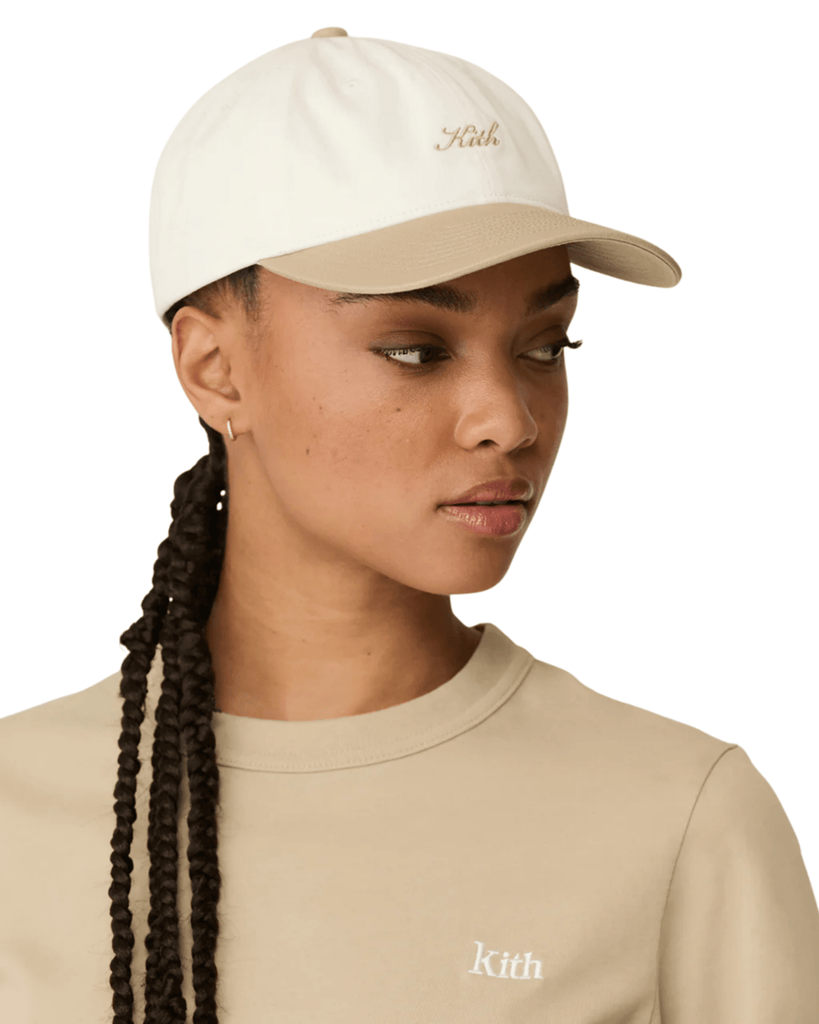 Vista do solado Boné Kith Script Logo Classic Cap Canvas Bege Branco