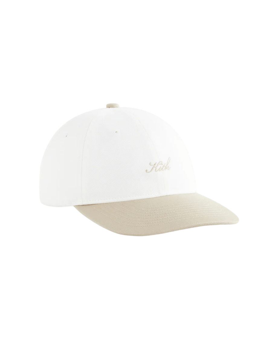 Vista lateral Boné Kith Script Logo Classic Cap Canvas Bege Branco