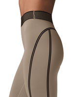 Vista lateral Calça Alo Yoga Airlift High-Waist 7/8 Line Up Legging Gravel Bege