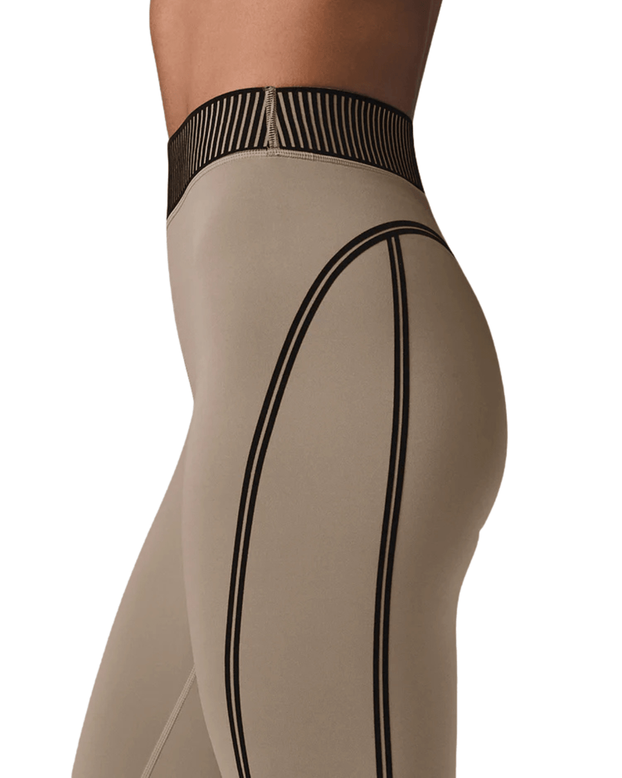 Vista lateral Calça Alo Yoga Airlift High-Waist 7/8 Line Up Legging Gravel Bege
