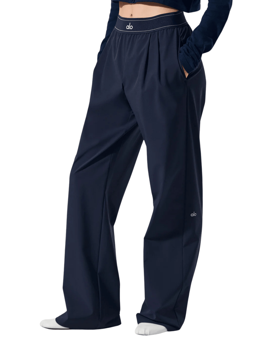 Vista lateral Calça Alo Yoga Suit Up Trouser (Long) Azul Marinho