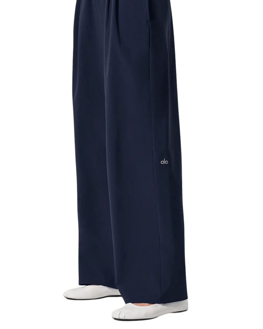 Calça Alo Yoga Suit Up Trouser (Regular) Azul Marinho por R$ 1.549