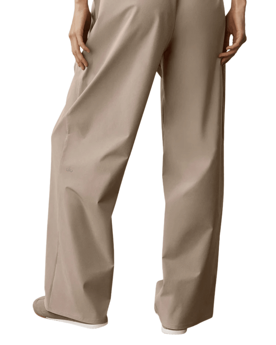 Calça Alo Yoga Suit Up Trouser (Regular) Gravel Bege