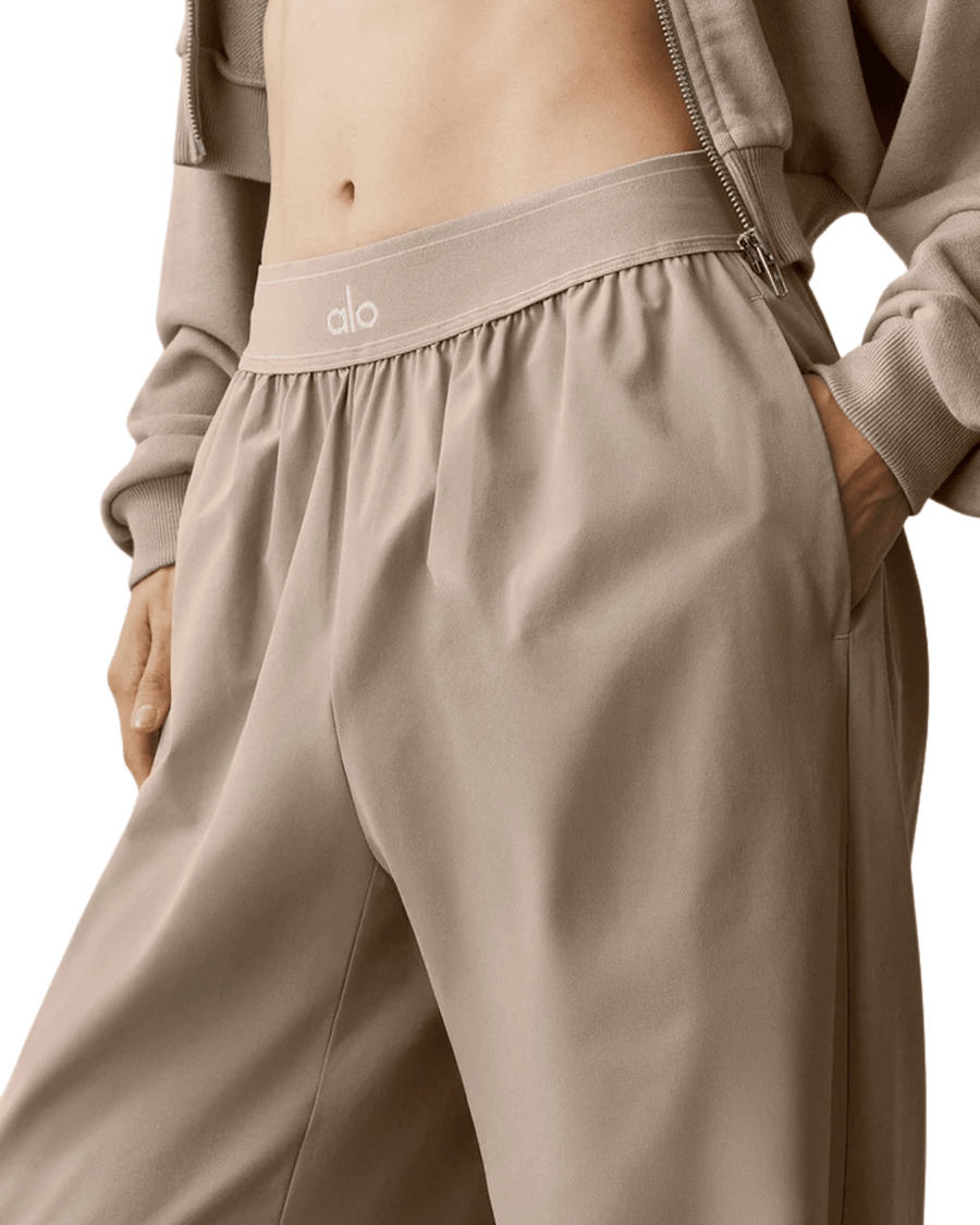 Calça Alo Yoga Suit Up Trouser (Regular) Gravel Bege
