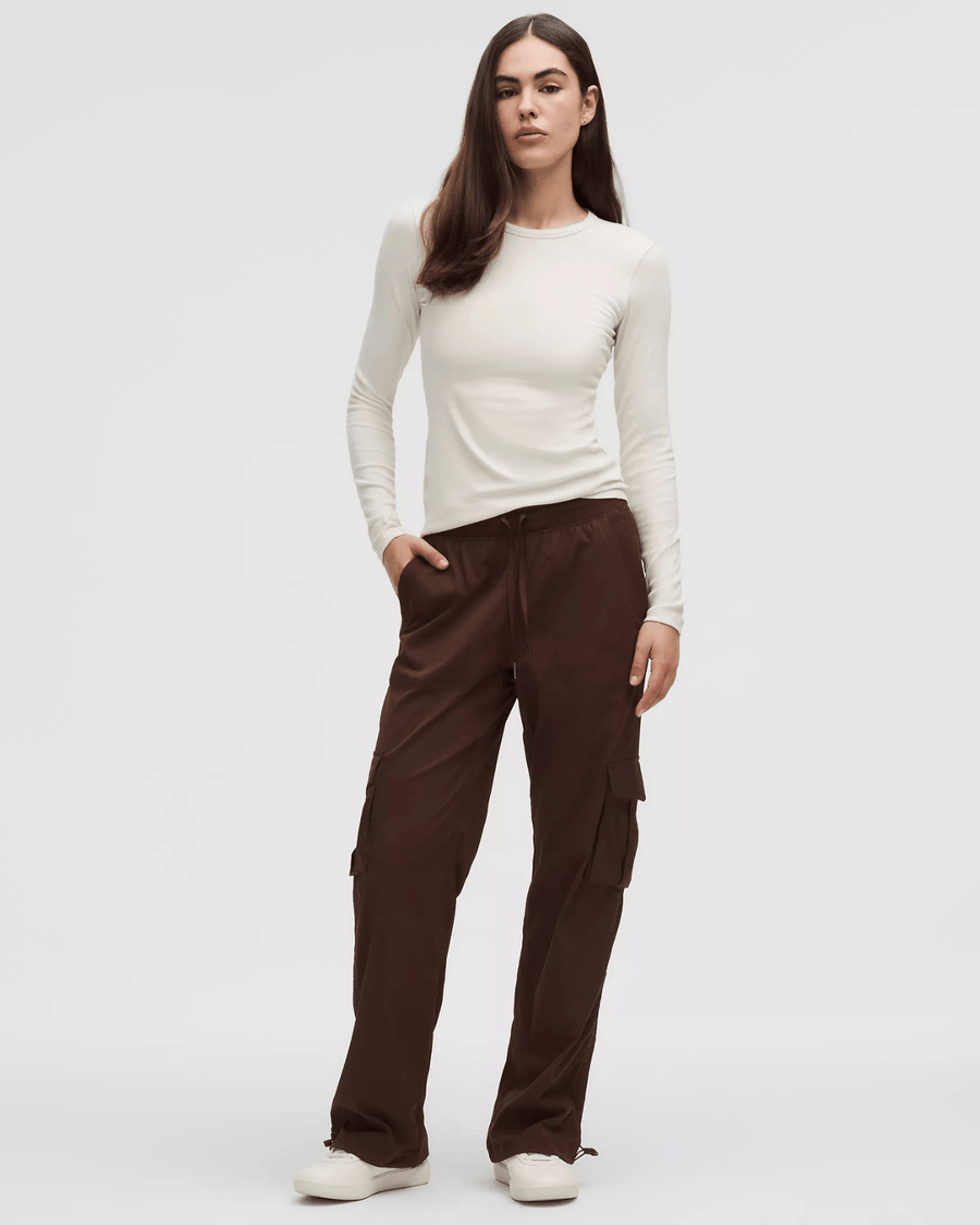 Vista lateral Calça Lululemon Cargo Dance Studio Relaxed-Fit Mid-Rise